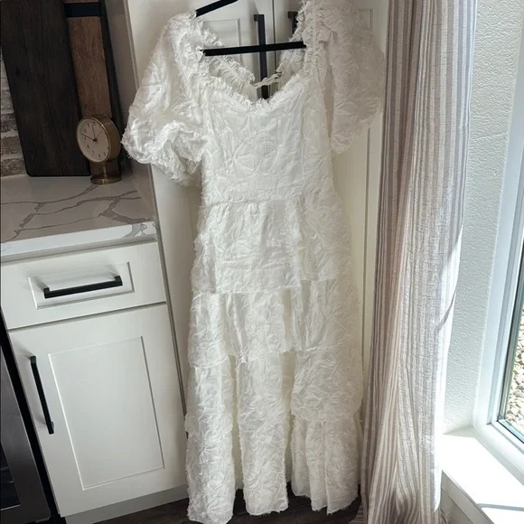 Elegant White Tiered Dress - Picture 3 of 3